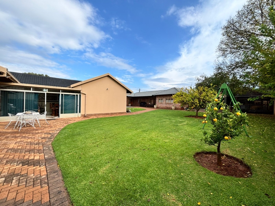 6 Bedroom Property for Sale in Flamwood North West